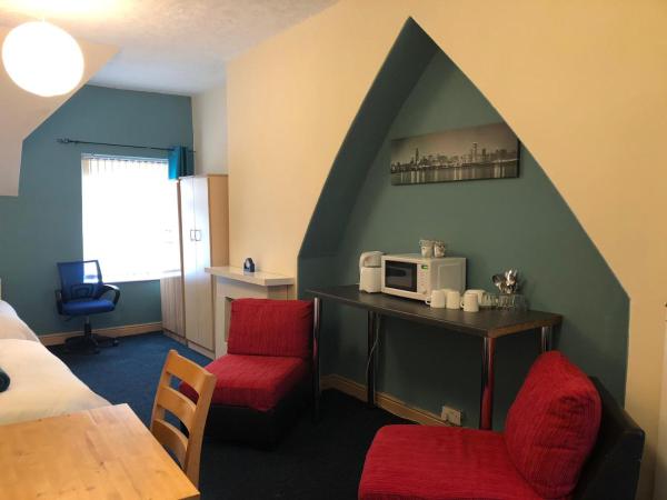 Regency GuestHouse Manchester North : photo 1 de la chambre chambre quadruple avec salle de bains privative