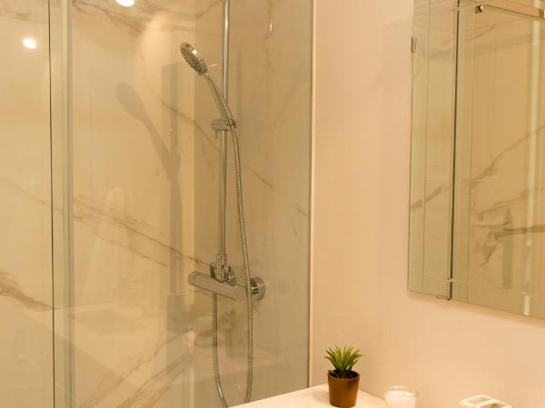 Queen's Garden Hostel : photo 4 de la chambre chambre double avec salle de bains privative