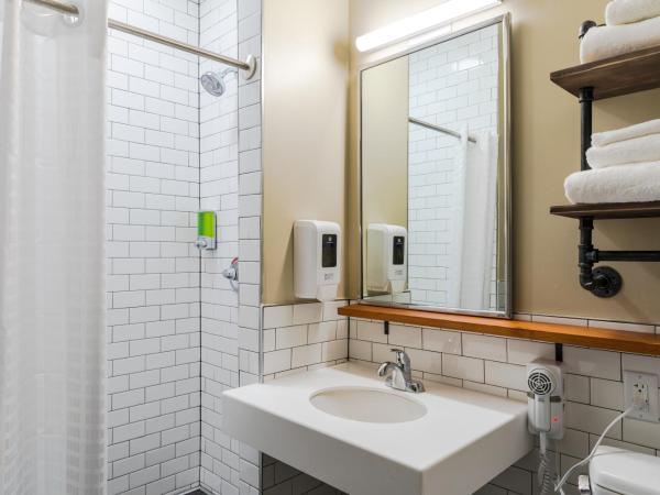 HI New Orleans Hostel : photo 7 de la chambre chambre privée avec lit queen-size et salle de bains