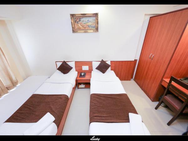Lucky Hotel Goregaon : photo 4 de la chambre chambre double ou lits jumeaux supérieure