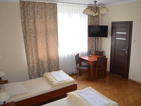 Hostel Gwarek : photo 2 de la chambre chambre lits jumeaux avec salle de bains