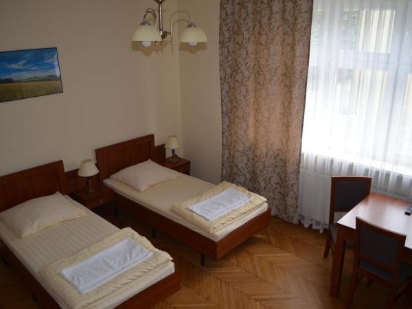 Hostel Gwarek : photo 3 de la chambre chambre lits jumeaux avec salle de bains