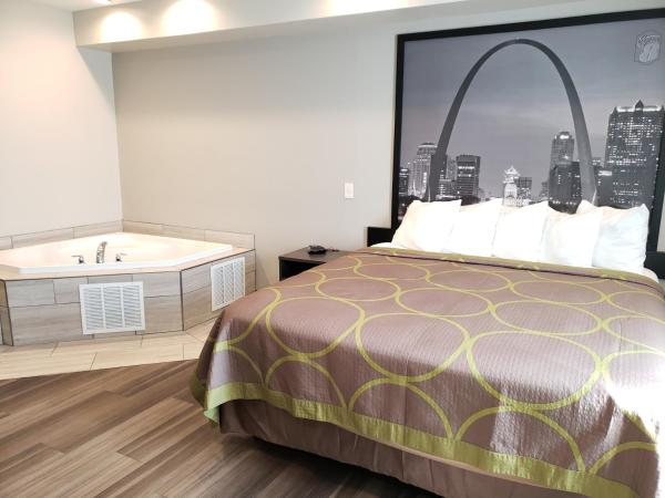 Super 8 by Wyndham St. Louis North : photo 2 de la chambre suite lit king-size deluxe - non-fumeurs
