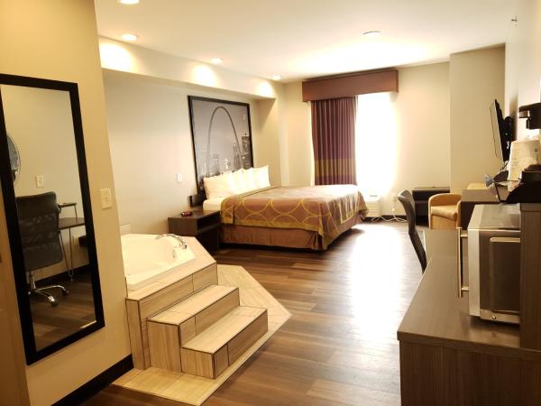 Super 8 by Wyndham St. Louis North : photo 1 de la chambre suite lit king-size deluxe - non-fumeurs