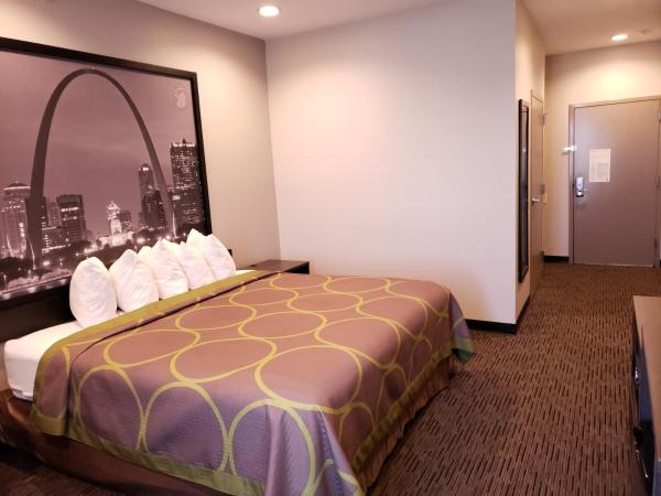 Super 8 by Wyndham St. Louis North : photo 4 de la chambre chambre lit king-size - accessible aux personnes à mobilité réduite - non-fumeurs 