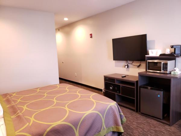 Super 8 by Wyndham St. Louis North : photo 3 de la chambre chambre lit king-size - accessible aux personnes à mobilité réduite - non-fumeurs 