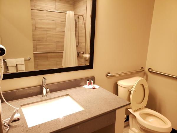 Super 8 by Wyndham St. Louis North : photo 1 de la chambre chambre lit king-size - accessible aux personnes à mobilité réduite - non-fumeurs 