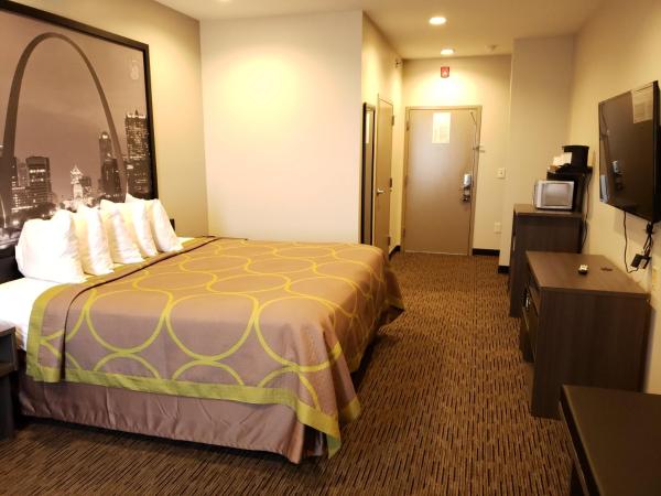 Super 8 by Wyndham St. Louis North : photo 1 de la chambre chambre lit king-size - non-fumeurs