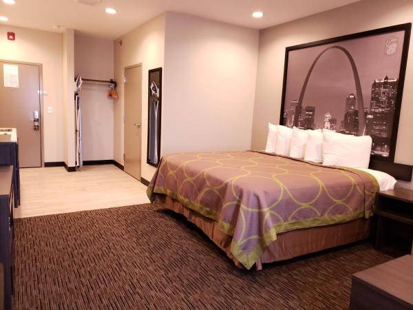 Super 8 by Wyndham St. Louis North : photo 3 de la chambre studio lit king-size - non-fumeurs