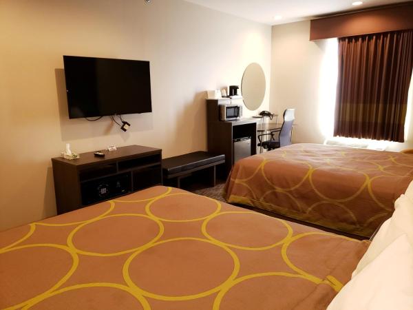 Super 8 by Wyndham St. Louis North : photo 2 de la chambre chambre 2 lits queen-size - non-fumeurs