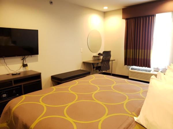 Super 8 by Wyndham St. Louis North : photo 2 de la chambre chambre lit king-size - non-fumeurs
