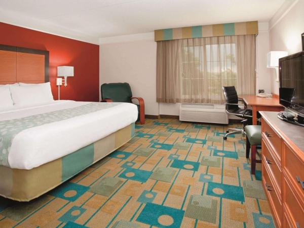 La Quinta by Wyndham Colorado Springs South Airport : photo 4 de la chambre chambre lit king-size avec baignoire - adaptée aux personnes à mobilité réduite - non-fumeurs