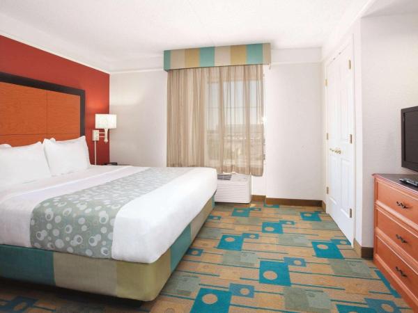 La Quinta by Wyndham Colorado Springs South Airport : photo 2 de la chambre suite lit king-size - vue sur piscine - non-fumeurs