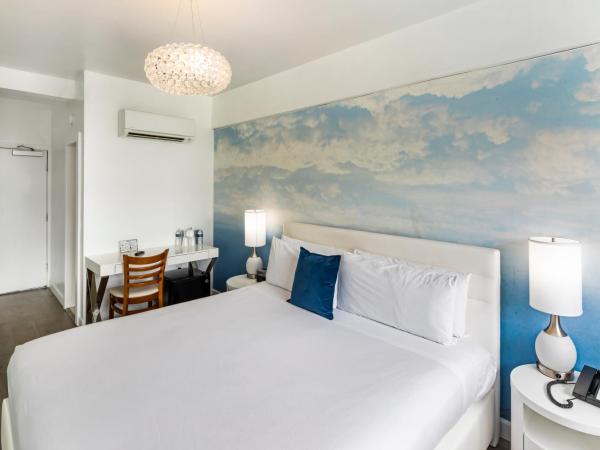Penguin Hotel : photo 3 de la chambre chambre lit king-size - vue sur l'océan