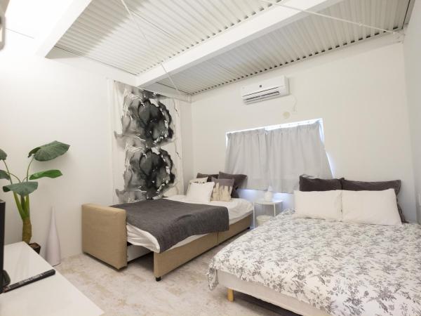 Hippo Hostel and Cafe Bar : photo 1 de la chambre chambre double avec lit d'appoint