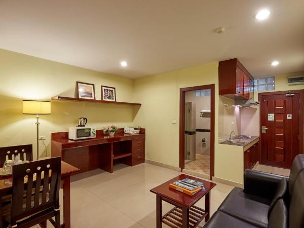 Sivalai Place : photo 7 de la chambre chambre lit queen-size avec balcon