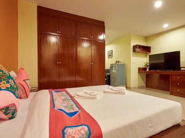 Sivalai Place : photo 5 de la chambre chambre lit queen-size avec balcon