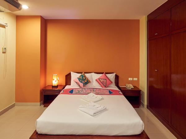 Sivalai Place : photo 3 de la chambre chambre lit queen-size avec balcon