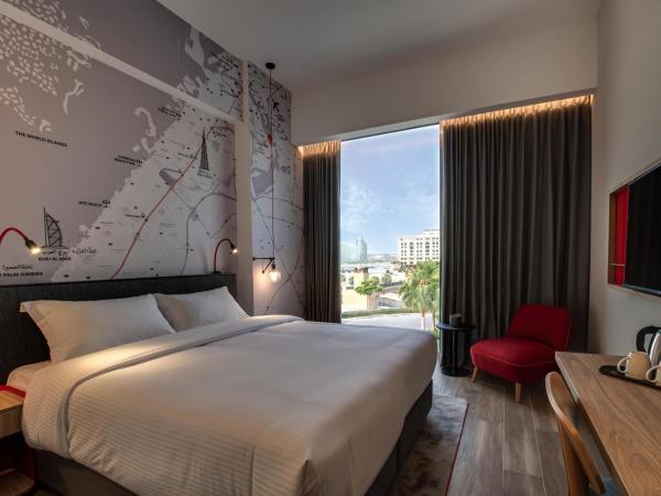 IntercityHotel Dubai Jaddaf Waterfront : photo 5 de la chambre chambre lit king-size supérieure - vue sur canal (15 % de réduction sur nourriture et boissons et service de navette vers festival city mall)
