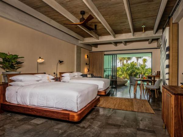 Atelier Playa Mujeres- Adults Only - All Inclusive Resort : photo 4 de la chambre suite junior inspira avec 2 lits doubles et accès direct à la piscine