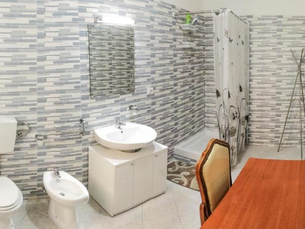 Metro Guest House : photo 1 de la chambre chambre double ou lits jumeaux avec salle de bains privative