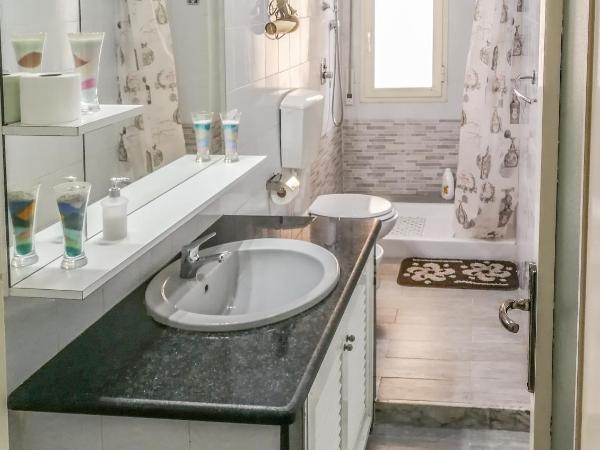 Metro Guest House : photo 4 de la chambre chambre double ou lits jumeaux avec salle de bains privative externe