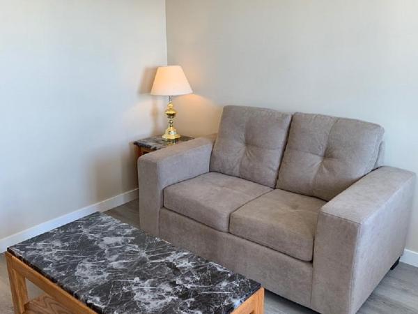 Red Deer Inn & Suites : photo 2 de la chambre suite lit queen-size