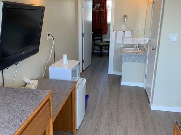 Red Deer Inn & Suites : photo 3 de la chambre suite 2 chambres