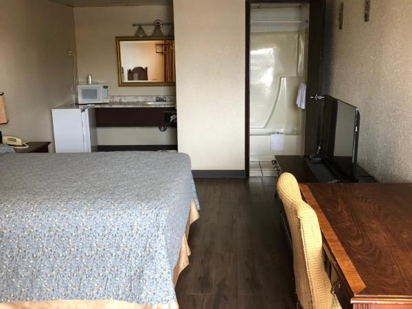 Red Deer Inn & Suites : photo 5 de la chambre chambre lit queen-size