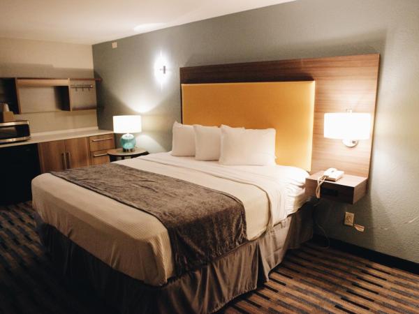 All Seasons Inn & Suites : photo 1 de la chambre king room (remodeled) - non-smoking