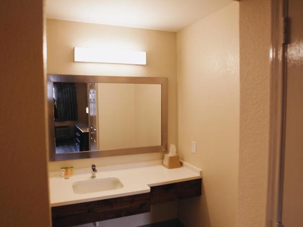 All Seasons Inn & Suites : photo 5 de la chambre two double beds (remodeled) - non-smoking