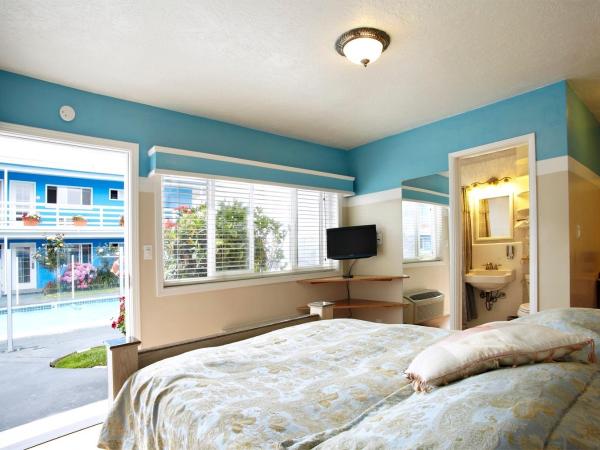 The Inn at Sunset Cliffs : photo 3 de la chambre hébergement lit queen-size côté piscine 