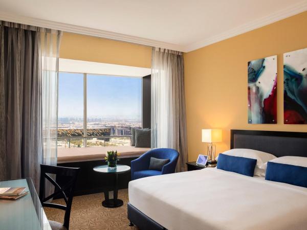 Towers Rotana - Dubai : photo 1 de la chambre chambre lit king-size - accès au salon