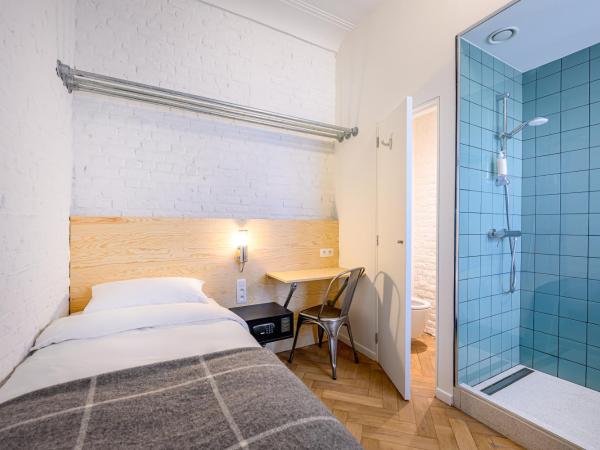 Hotel La Grande Cloche : photo 4 de la chambre chambre simple shoebox