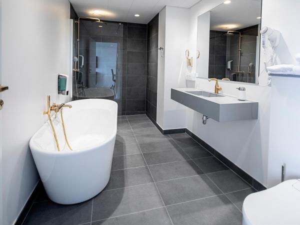 KOMPAS Hotel Aalborg : photo 2 de la chambre suite avec balcon