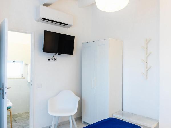 Faro Guest House : photo 4 de la chambre chambre double avec salle de bains privative