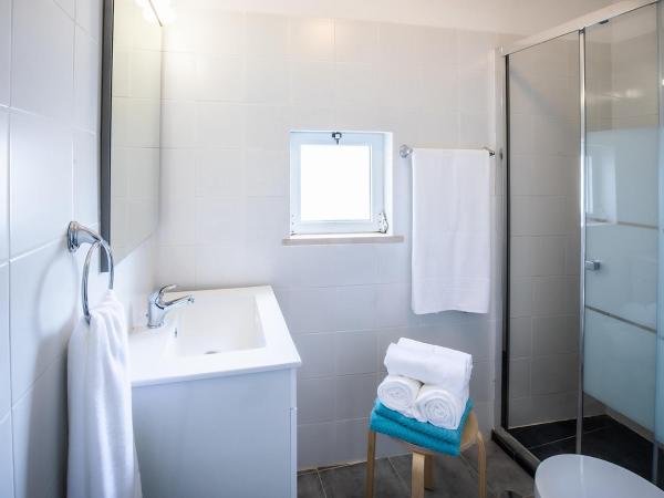 Faro Guest House : photo 5 de la chambre chambre double avec salle de bains privative