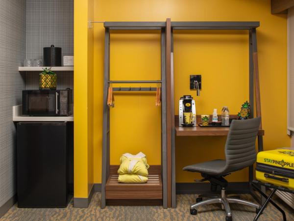 Staypineapple, Hotel Z, Gaslamp San Diego : photo 2 de la chambre suite z lit king-size pour personnes à mobilité réduite avec douche accessible en fauteuil roulant