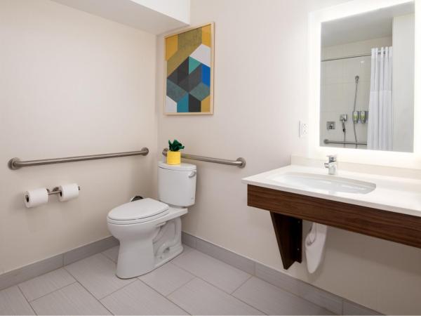 Staypineapple, Hotel Z, Gaslamp San Diego : photo 4 de la chambre suite z lit king-size pour personnes à mobilité réduite avec douche accessible en fauteuil roulant