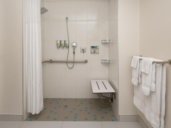 Staypineapple, Hotel Z, Gaslamp San Diego : photo 3 de la chambre suite z lit king-size pour personnes à mobilité réduite avec douche accessible en fauteuil roulant