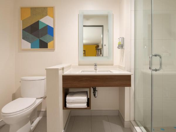 Staypineapple, Hotel Z, Gaslamp San Diego : photo 5 de la chambre suite z lit king-size avec Équipements de communication