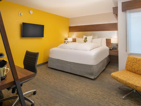 Staypineapple, Hotel Z, Gaslamp San Diego : photo 1 de la chambre chambre z lit king-size avec Équipements de communication