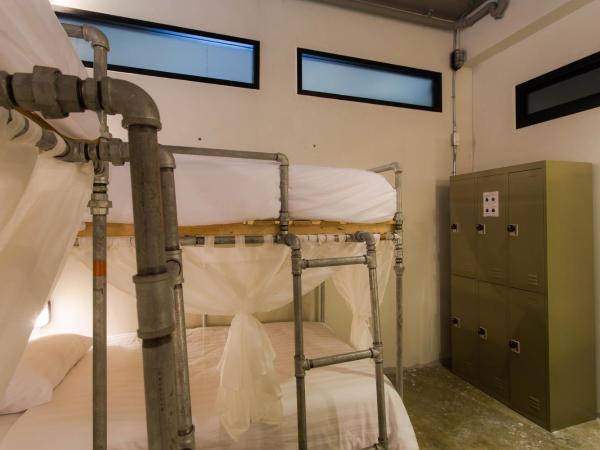 Bloo Hostel : photo 2 de la chambre chambre familiale avec salle de bains commune