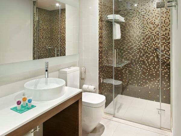 Hyatt Place Dubai Jumeirah Residences : photo 4 de la chambre ce studio comprend une cuisine.