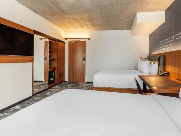 Cambria Hotels Boston Downtown - Seaport : photo 2 de la chambre chambre supérieure avec 2 lits queen-size - non-fumeurs