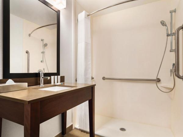 Country Inn & Suites by Radisson, Savannah Midtown, GA : photo 1 de la chambre chambre 2 lits queen-size avec douche accessible en fauteuil roulant - accessible aux personnes à mobilité réduite/non-fumeurs