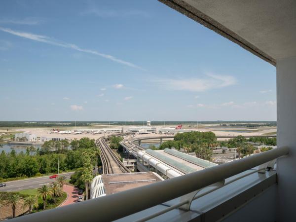 Hyatt Regency Orlando International Airport Hotel : photo 7 de la chambre chambre lit king-size - vue sur piste