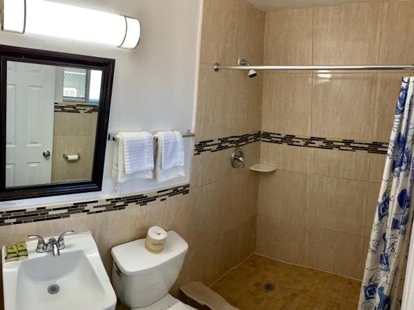 Walden Motel : photo 2 de la chambre chambre lits jumeaux avec baignoire