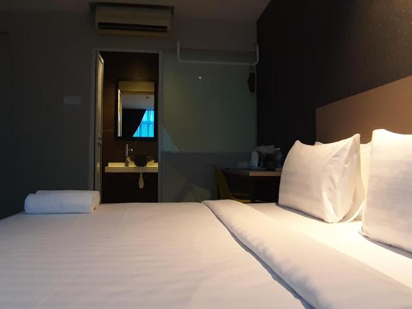 MIICO Hotel @ Mount Austin : photo 8 de la chambre chambre avec lit king-size et fenêtre