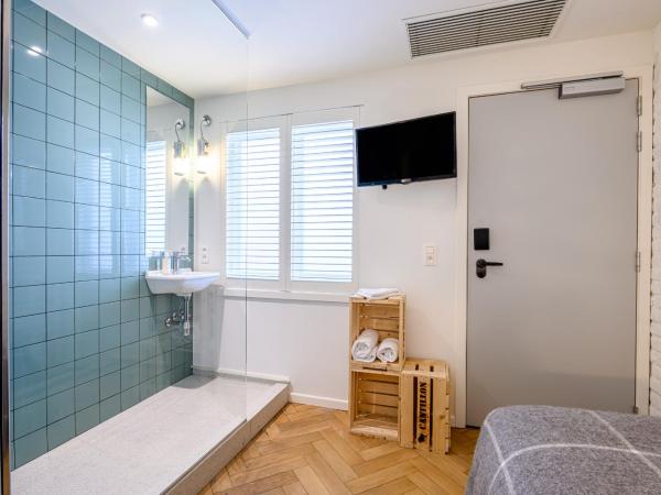 Hotel La Grande Cloche : photo 9 de la chambre chambre simple shoebox